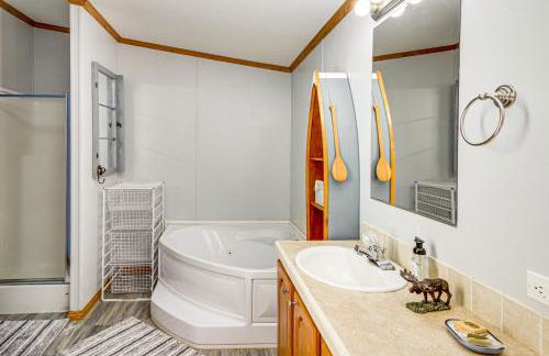 Waterfront Family Home with Yard on Portage Lake - Foto 15