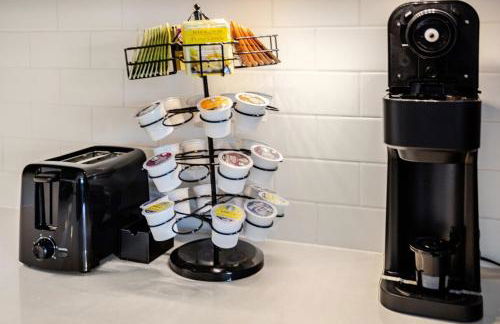 Cozy Uptown apartment with Gym and Swimming pool - Photo 11