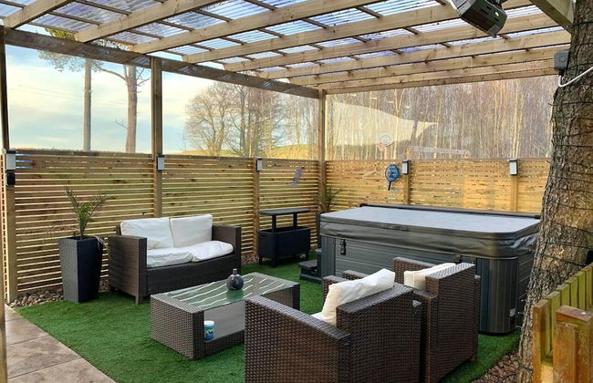 Lovely Semi-rural Caravan & Hot Tub - Sleeps Fam 6 - Photo 30