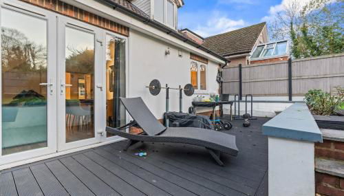 Large 4 Bedroom House Bricket Wood, Van & Car Parking, Sleeps 8 - Foto 3, sunbed