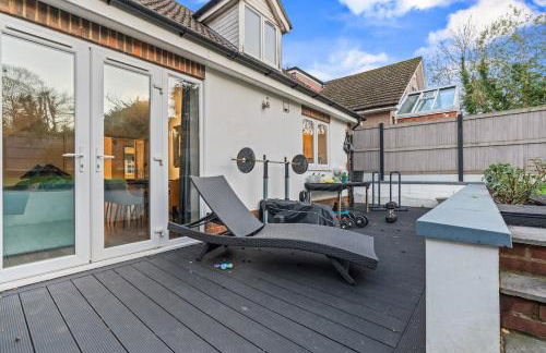 Large 4 Bedroom House Bricket Wood, Van & Car Parking, Sleeps 8 - Foto 3