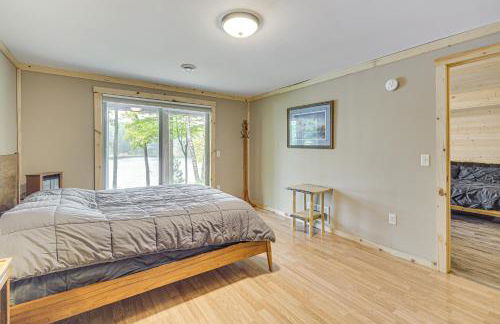 Four-Season Lake Cabin with Canoe and Paddle Boat! - Foto 11