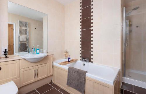 Spacious 4-Bed Home Families & Professionals - Foto 5