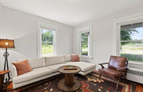 Hudson Restored Farmhouse with Fire Pit - Foto 10