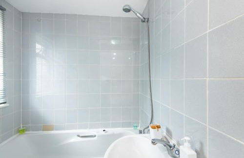 Spacious en-suite in a 5-Bedroom House at Hanwell (2nd Floor) - Foto 10