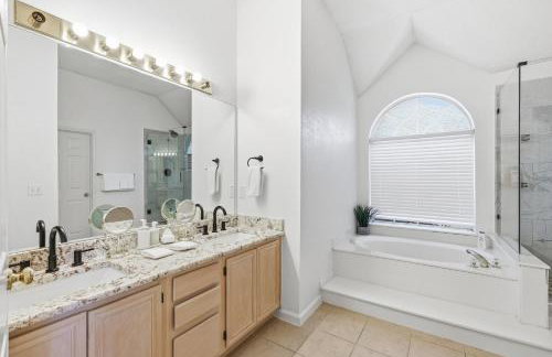 Bright and Cozy 4B Retreat in Frisco - Foto 25