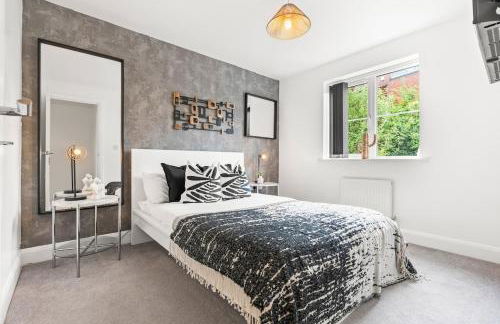 Spacious 3-Bed Home, Parking, Garden, Sleeps 7 - Foto 2