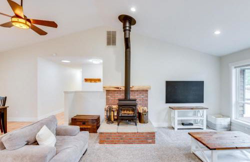 3 Mi to Old Mill District Family Retreat with Yard - Foto 5