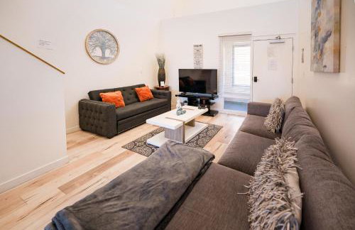 Koreatown Hollywood Urban Oasis 1 Bedroom Loft with Private Parking and Balcony - Photo 12