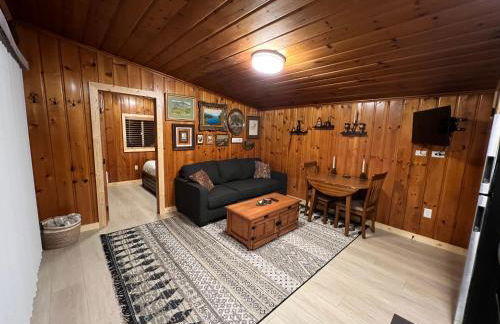 Rustic 1 bd 1 ba Cabin at New Waitts Lake Resort - Foto 15