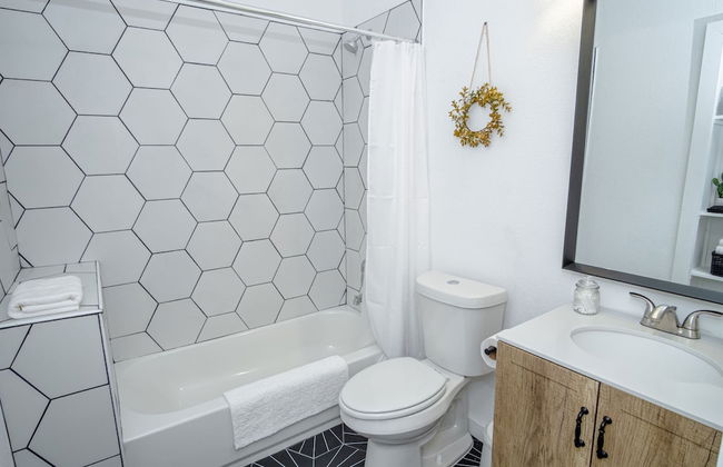 Huge Remodeled 5BR 4BA House Sleeps 20 Downtown - Photo 39