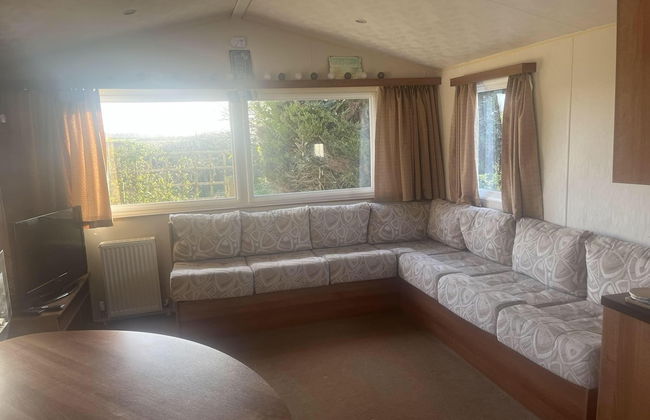 2 Bedroom Pet Free Caravan and Decking Free Wifi - Photo 6
