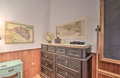 Renovated WV Schoolhouse History Buffs Heaven! - Foto 12