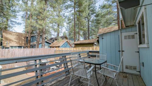 Sherwood Cottage - Charming and cozy cabin that has back deck with a Hot Tub! - Foto 5