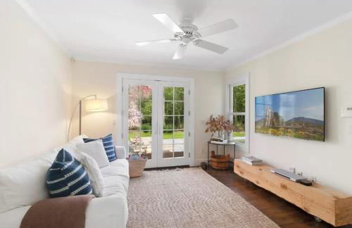 Luxury Sag Harbor Home with Heated Pool & Charm - Foto 16