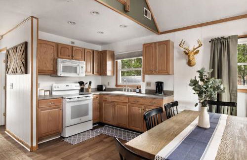 Cozy cabin w hot tub, fire pit & pet-friendly - Foto 19