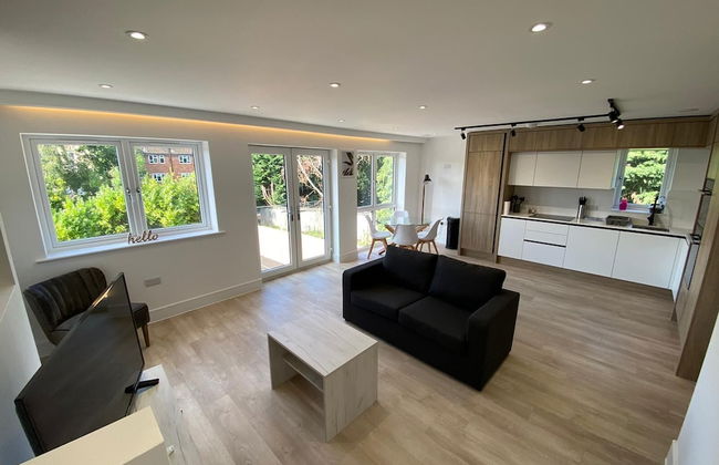 Lovely 2 Bedroom Flat with Parking - Photo 5