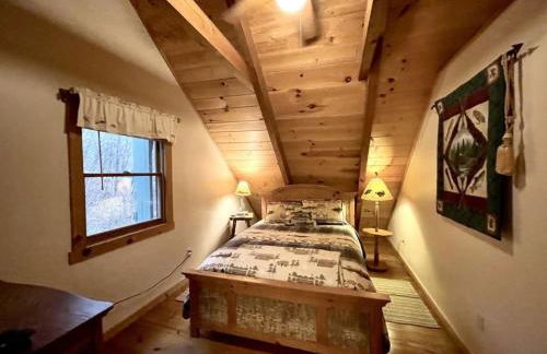 Leave the stress behind!- private hot tub, pet and motorcycle friendly, let peace and nature surround you! 2 Bedroom Home by RedAwning - Foto 28