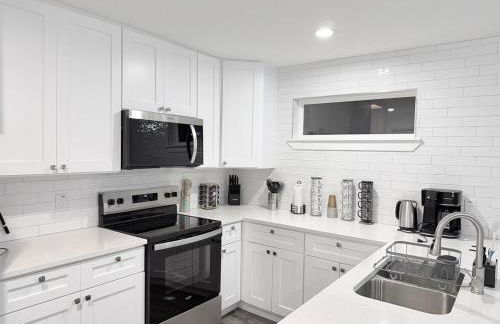 Cozy Lakeview Retreat Home - Photo 13