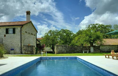 Holiday Home in Rojnici With Private Pool - Photo 14