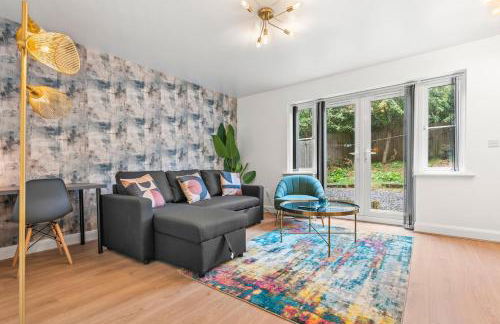 Spacious 3-Bed Home, Parking, Garden, Sleeps 7 - Foto 1