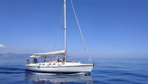 Barco navegando por las aguas de Creta