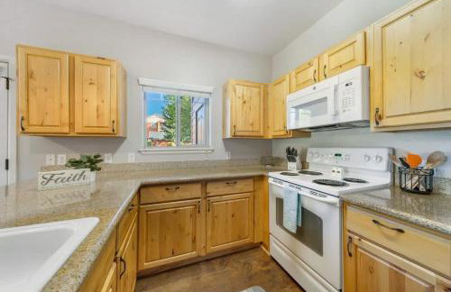 Condo with Sauna & Fitness Center, Extended Stay Savings - Foto 17