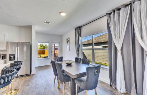 Stylish 4BR Family Home with Game Room and Backyard - Foto 35