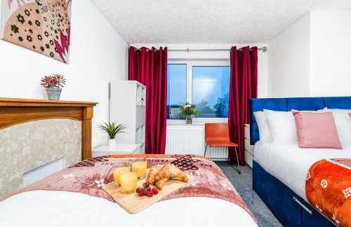 Mayflower 5-Bed Home, Contractors, Family, Harry Porter - Photo 3