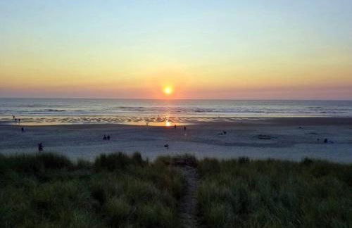 Tiki Escape w/ Amazing Mountain and Marsh Backdrop - Foto 3