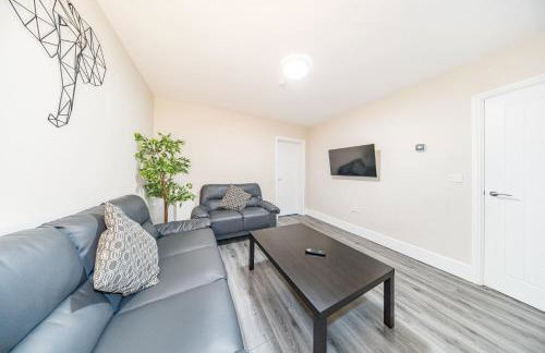 RYAN AIR I BNB - Huge 4 Bedroom House with Free Parking - Foto 10