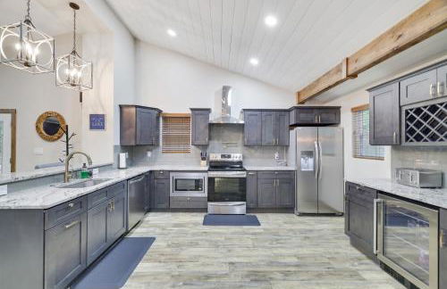 Whiskey Pines Retreat! Single Level Home, Outdoor Firepit, AC, BBQ! Sleeps 9 in Lake Harmony! - Foto 10