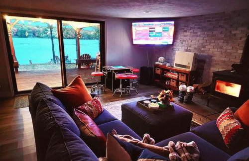 Lakefront Hot Tub Canoes Game Room Wood FP - Foto 24