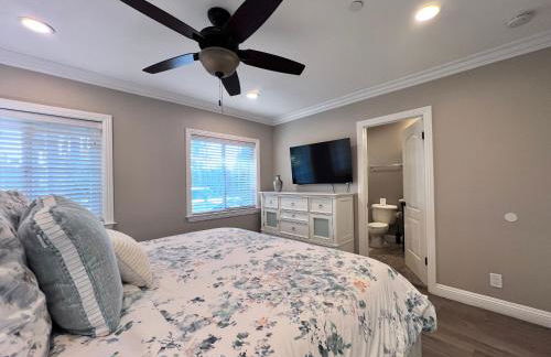 Stunning 8 bedroom 6 bathroom Pool Home - Photo 31