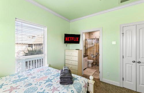 Beachfront Hideaway! Luxury Beachfront, SwimSpa, Game Room, Firepit by Bolivar Vacations - Foto 47