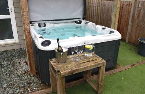 Luxury Pamper Home Hot Tub & Sauna Ladies Retreat - Photo 33