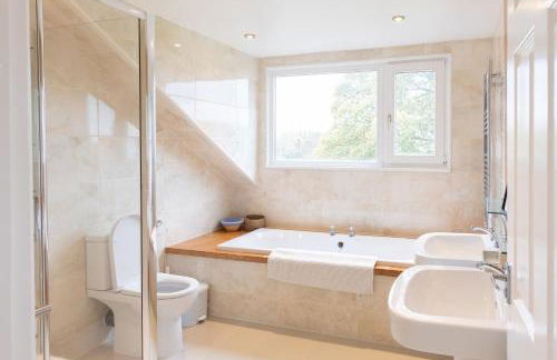 Grand 5BR Home in Market Harborough with Parking - Foto 8