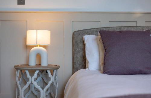 Extravagant 6 Bed Victorian Townhouse with Hot Tub - Photo 75