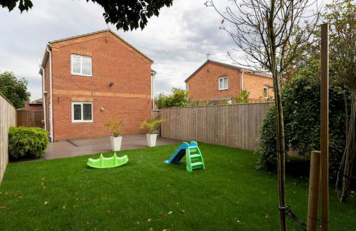 Pass the Keys 4-Bed Home with Garden Parking Near Durham - Foto 31