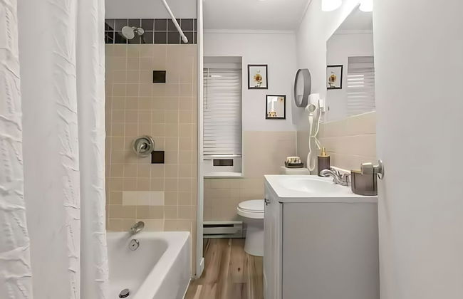 Urban Chic Apartments Near Center City - Photo 38