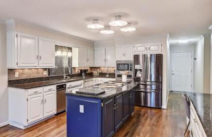 Lakefront Home Private Dock, Tiki Bar, Firepit Shore to Please by Avantstay - Foto 39