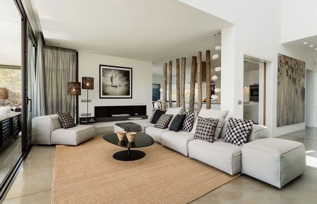 Modern Villa With Minimalistic Decor - Photo 19