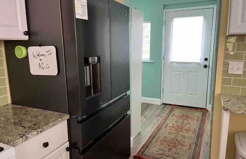 Bayside Bungalow-Updated Home Near the Bay & Beach - Foto 11