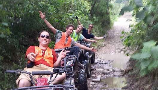 Balade en quad sur des chemins de terre