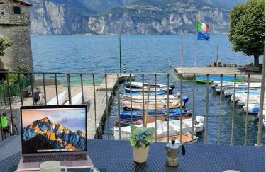 Klimt's Mill overlooking Port - Foto 1