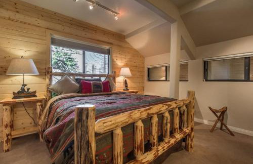 Mammoth Basecamp Condo with Views near Village with AC and Fireplace - Foto 28