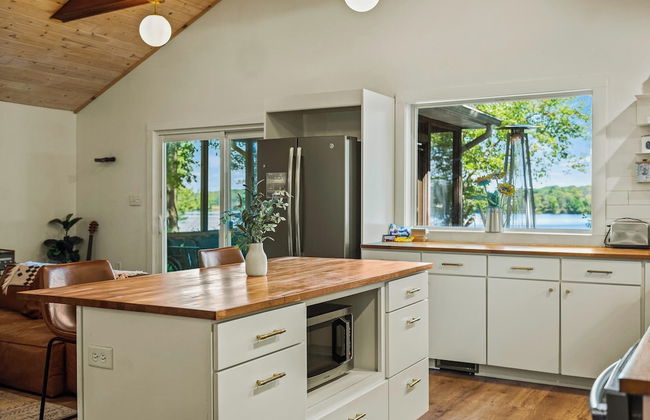 Lake Daze by Avantstay Lakefront w/ Modern Interior, Enclosed Porch & Hot Tub - Foto 15