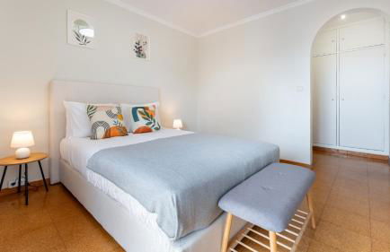 Comfy 3 BDR Flat With Pool & Balcony by LovelyStay - Photo 22