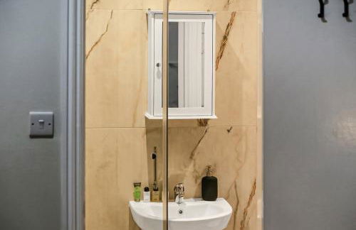 Cozy Sunlit Studio with Kitchenette - Foto 13