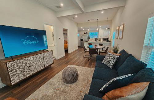 Steps to Trolley Stop 11 Renovated Home with Free EV Station - Foto 1